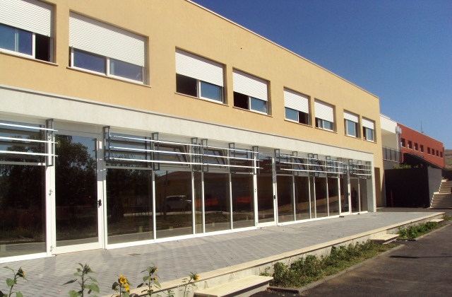 Lezioni regolari per gli studenti, con i nuovi banchi appena arrivati a Raddusa